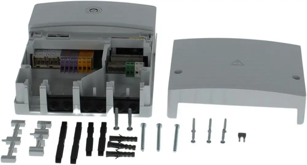 Bosch Modul in grauem Gehäuse, geöffnet mit sichtbaren Anschlussklemmen und Montagematerialien, darunter Schrauben und Distanzstücke.